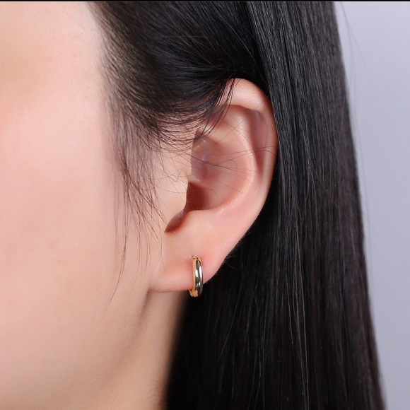 Gold minimalist huggie hoop earrings - Picture 2 of 4